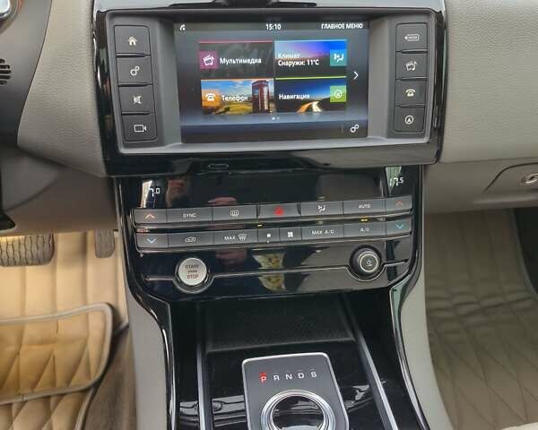 Красный Ягуар XE, объемом двигателя 2 л и пробегом 103 тыс. км за 14999 $, фото 23 на Automoto.ua