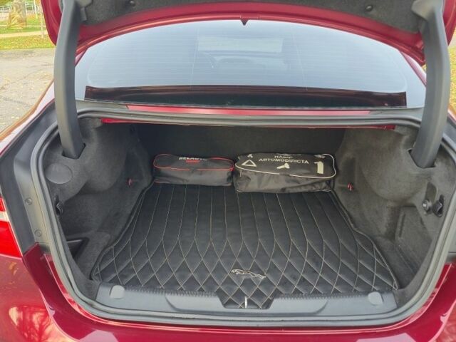 Красный Ягуар XE, объемом двигателя 2 л и пробегом 103 тыс. км за 15004 $, фото 12 на Automoto.ua