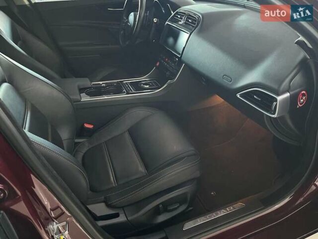 Красный Ягуар XE, объемом двигателя 2 л и пробегом 107 тыс. км за 15500 $, фото 19 на Automoto.ua