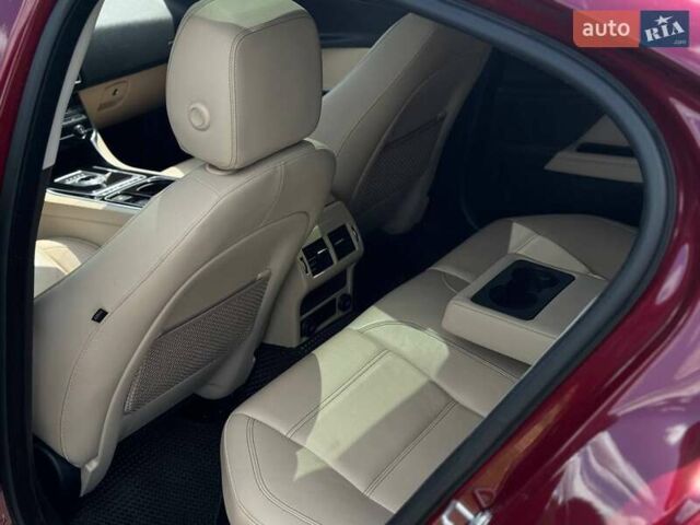 Червоний Ягуар XE, об'ємом двигуна 2 л та пробігом 87 тис. км за 14400 $, фото 29 на Automoto.ua