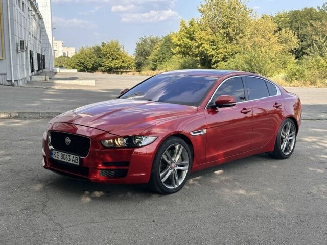 Красный Ягуар XE, объемом двигателя 3 л и пробегом 114 тыс. км за 16500 $, фото 4 на Automoto.ua