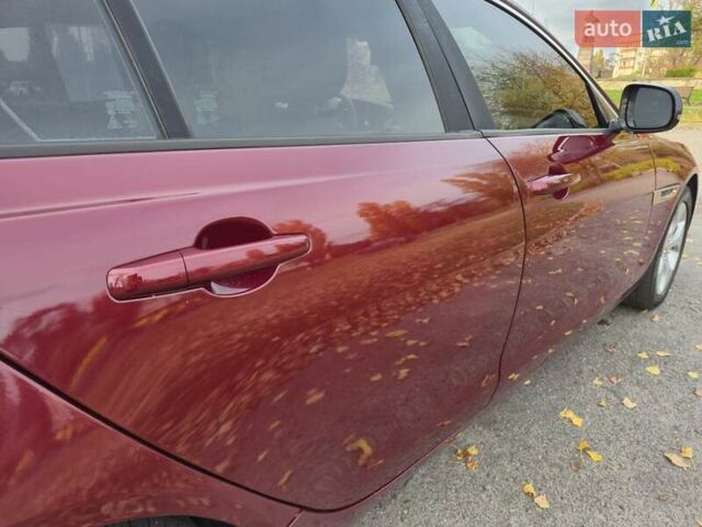 Красный Ягуар XE, объемом двигателя 2 л и пробегом 103 тыс. км за 14999 $, фото 4 на Automoto.ua