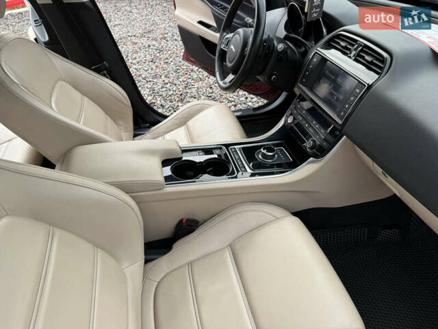 Красный Ягуар XE, объемом двигателя 2 л и пробегом 92 тыс. км за 14500 $, фото 16 на Automoto.ua