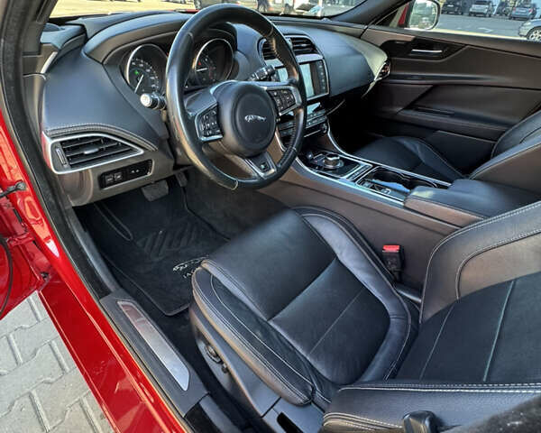 Красный Ягуар XE, объемом двигателя 2 л и пробегом 142 тыс. км за 18500 $, фото 41 на Automoto.ua