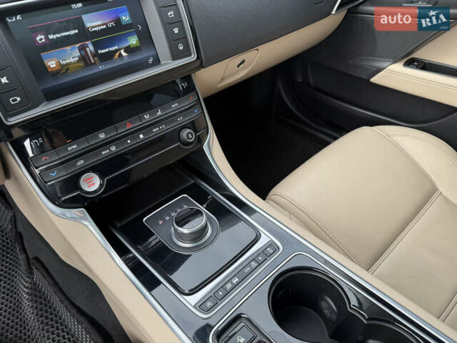 Красный Ягуар XE, объемом двигателя 2 л и пробегом 92 тыс. км за 14500 $, фото 20 на Automoto.ua