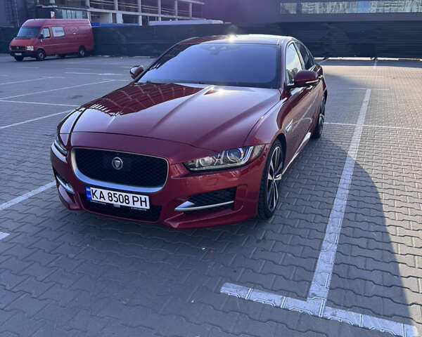 Красный Ягуар XE, объемом двигателя 2 л и пробегом 142 тыс. км за 18500 $, фото 4 на Automoto.ua