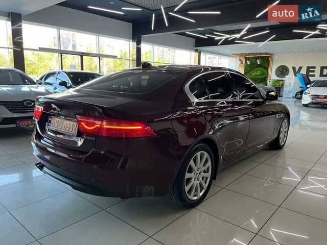 Красный Ягуар XE, объемом двигателя 2 л и пробегом 107 тыс. км за 15500 $, фото 2 на Automoto.ua