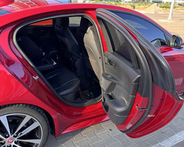 Красный Ягуар XE, объемом двигателя 2 л и пробегом 142 тыс. км за 18500 $, фото 27 на Automoto.ua