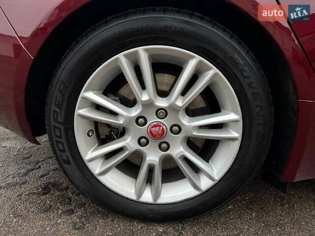 Красный Ягуар XE, объемом двигателя 2 л и пробегом 94 тыс. км за 14900 $, фото 87 на Automoto.ua