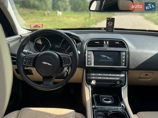 Червоний Ягуар XE, об'ємом двигуна 2 л та пробігом 90 тис. км за 14500 $, фото 41 на Automoto.ua