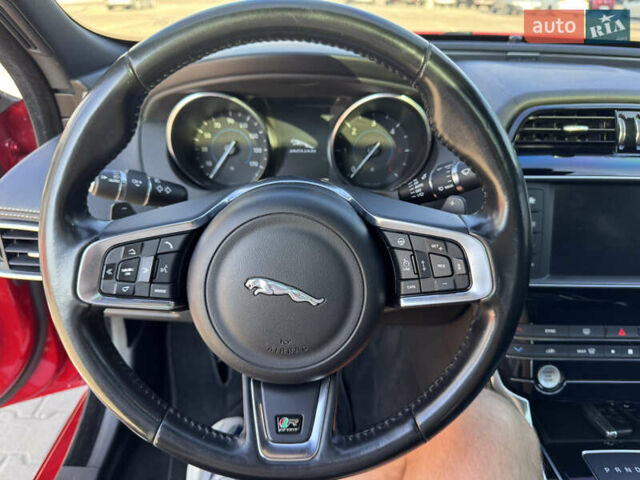 Красный Ягуар XE, объемом двигателя 2 л и пробегом 142 тыс. км за 18500 $, фото 37 на Automoto.ua