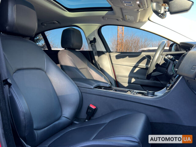 Красный Ягуар XE, объемом двигателя 2 л и пробегом 59 тыс. км за 17999 $, фото 12 на Automoto.ua