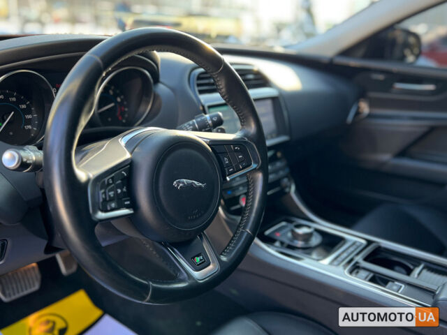 Красный Ягуар XE, объемом двигателя 2 л и пробегом 59 тыс. км за 17999 $, фото 23 на Automoto.ua