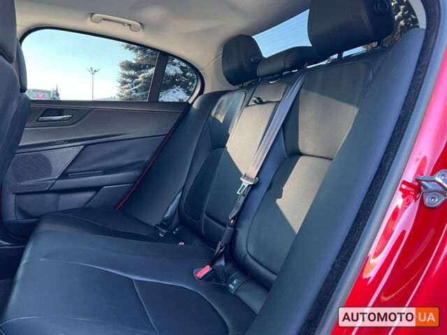 Красный Ягуар XE, объемом двигателя 2 л и пробегом 59 тыс. км за 17999 $, фото 16 на Automoto.ua
