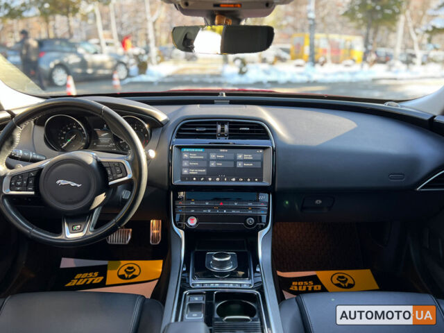 Красный Ягуар XE, объемом двигателя 2 л и пробегом 59 тыс. км за 17999 $, фото 18 на Automoto.ua