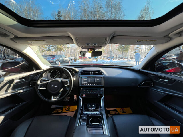 Красный Ягуар XE, объемом двигателя 2 л и пробегом 59 тыс. км за 17999 $, фото 19 на Automoto.ua