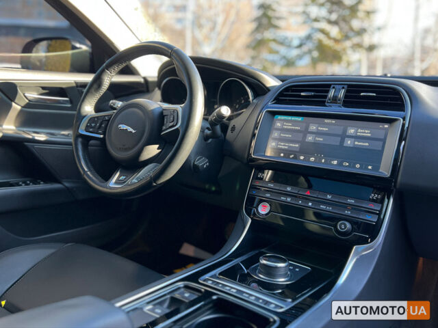 Красный Ягуар XE, объемом двигателя 2 л и пробегом 59 тыс. км за 17999 $, фото 13 на Automoto.ua