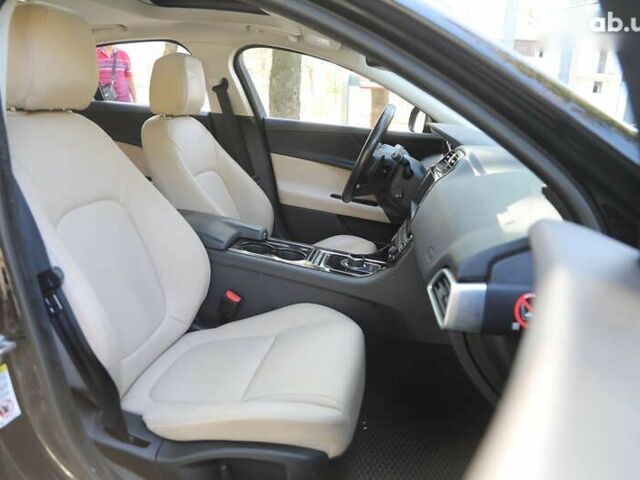 Ягуар XE, об'ємом двигуна 2 л та пробігом 128 тис. км за 16500 $, фото 9 на Automoto.ua