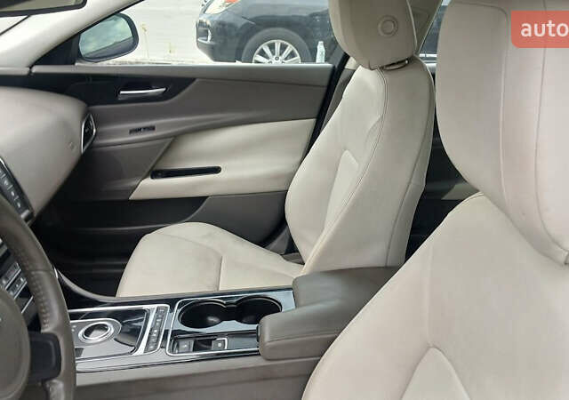 Ягуар XE, объемом двигателя 2 л и пробегом 88 тыс. км за 13500 $, фото 3 на Automoto.ua