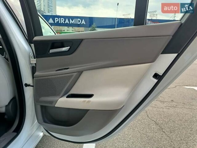 Ягуар XE, объемом двигателя 2 л и пробегом 89 тыс. км за 19600 $, фото 33 на Automoto.ua