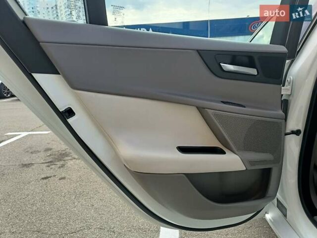 Ягуар XE, объемом двигателя 2 л и пробегом 89 тыс. км за 19600 $, фото 32 на Automoto.ua