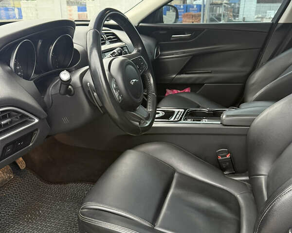 Серый Ягуар XE, объемом двигателя 2 л и пробегом 89 тыс. км за 13800 $, фото 8 на Automoto.ua