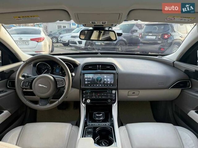 Серый Ягуар XE, объемом двигателя 2 л и пробегом 121 тыс. км за 16300 $, фото 9 на Automoto.ua