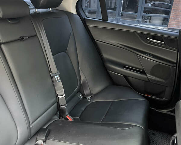 Серый Ягуар XE, объемом двигателя 2 л и пробегом 74 тыс. км за 15400 $, фото 14 на Automoto.ua
