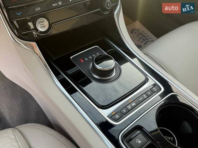 Серый Ягуар XE, объемом двигателя 2 л и пробегом 121 тыс. км за 16300 $, фото 15 на Automoto.ua