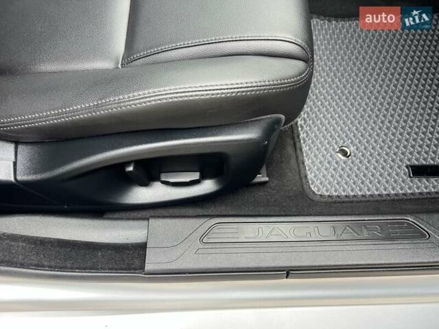 Серый Ягуар XE, объемом двигателя 2 л и пробегом 147 тыс. км за 13500 $, фото 23 на Automoto.ua