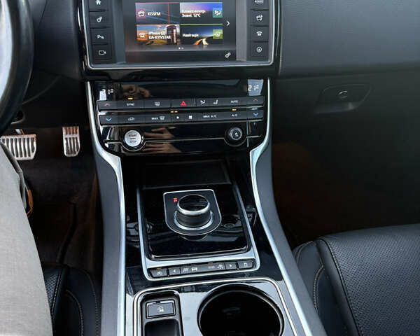 Ягуар XE 2016 у Києві на Automoto.ua Сірий Ягуар XE, об'ємом двигуна 2 л та пробігом 136 тис. км за 16600 $, фото 23 на Automoto.ua