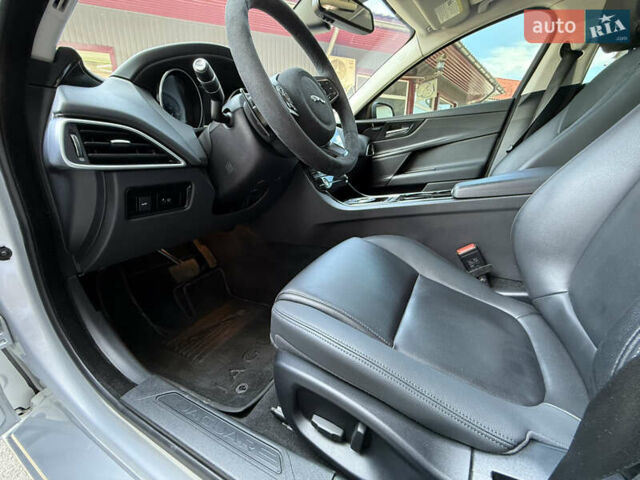 Сірий Ягуар XE, об'ємом двигуна 3 л та пробігом 82 тис. км за 20000 $, фото 55 на Automoto.ua