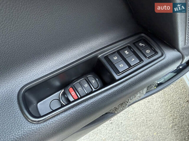 Сірий Ягуар XE, об'ємом двигуна 3 л та пробігом 82 тис. км за 20000 $, фото 65 на Automoto.ua