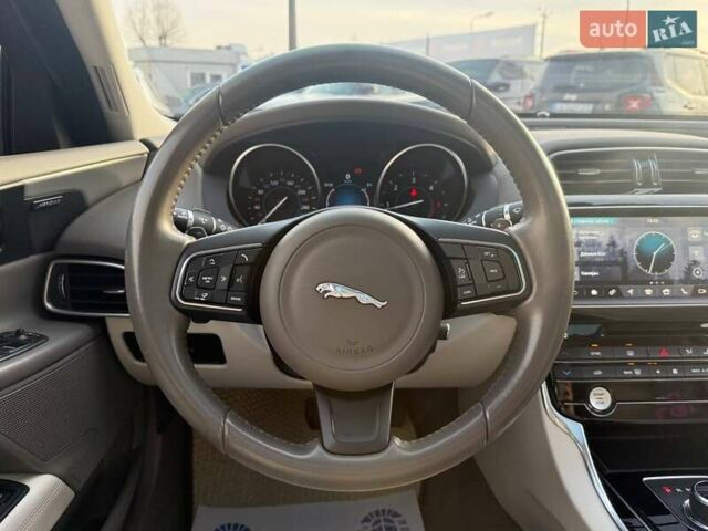 Серый Ягуар XE, объемом двигателя 2 л и пробегом 121 тыс. км за 16300 $, фото 10 на Automoto.ua