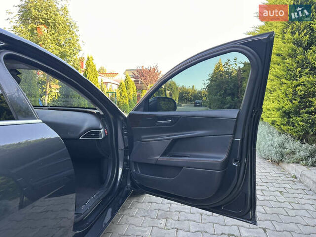 Серый Ягуар XE, объемом двигателя 3 л и пробегом 110 тыс. км за 15500 $, фото 58 на Automoto.ua