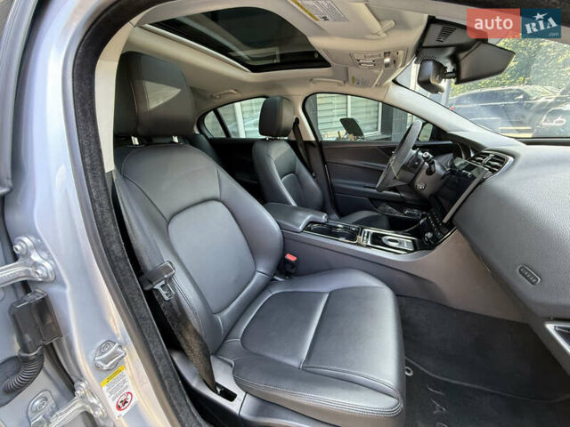 Сірий Ягуар XE, об'ємом двигуна 3 л та пробігом 82 тис. км за 20000 $, фото 51 на Automoto.ua