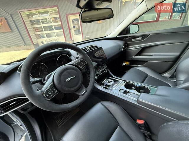 Сірий Ягуар XE, об'ємом двигуна 3 л та пробігом 82 тис. км за 20000 $, фото 50 на Automoto.ua