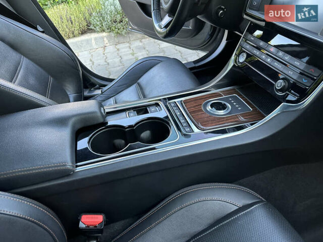 Серый Ягуар XE, объемом двигателя 3 л и пробегом 110 тыс. км за 15500 $, фото 61 на Automoto.ua