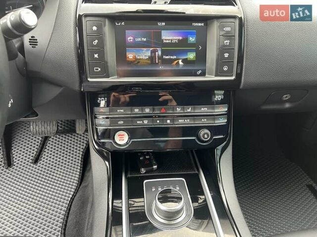 Серый Ягуар XE, объемом двигателя 2 л и пробегом 147 тыс. км за 13500 $, фото 21 на Automoto.ua