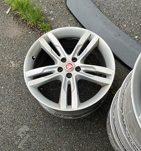 Сірий Ягуар XE, об'ємом двигуна 3 л та пробігом 82 тис. км за 20000 $, фото 99 на Automoto.ua