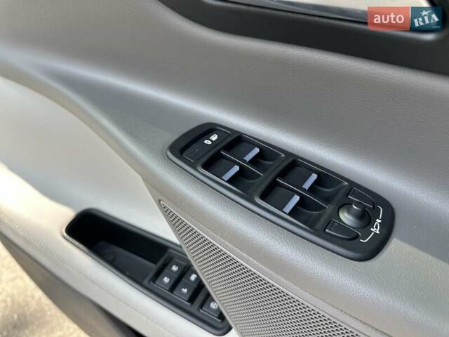 Сірий Ягуар XE, об'ємом двигуна 3 л та пробігом 71 тис. км за 17500 $, фото 51 на Automoto.ua