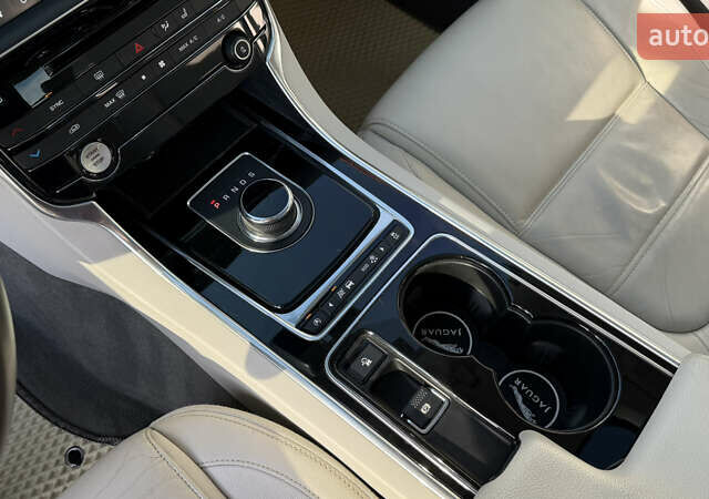 Сірий Ягуар XE, об'ємом двигуна 2 л та пробігом 121 тис. км за 15850 $, фото 27 на Automoto.ua