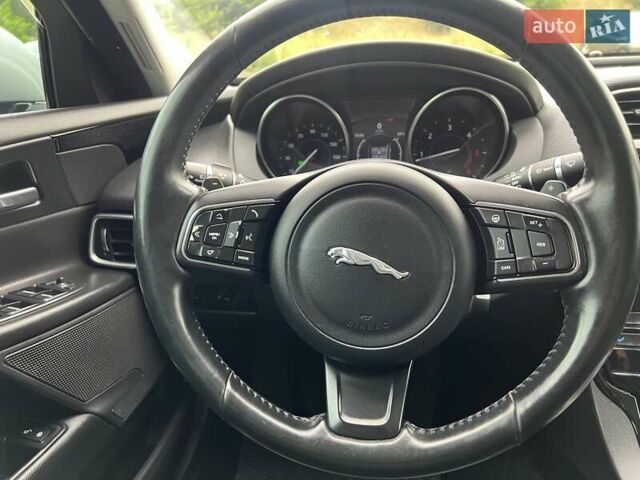 Серый Ягуар XE, объемом двигателя 2 л и пробегом 147 тыс. км за 13500 $, фото 9 на Automoto.ua