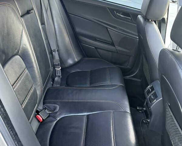 Ягуар XE 2016 у Києві на Automoto.ua Сірий Ягуар XE, об'ємом двигуна 2 л та пробігом 136 тис. км за 16600 $, фото 30 на Automoto.ua