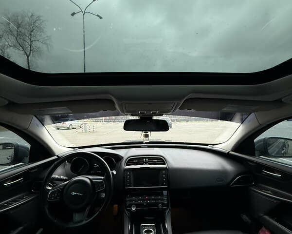 Серый Ягуар XE, объемом двигателя 2 л и пробегом 89 тыс. км за 13800 $, фото 6 на Automoto.ua