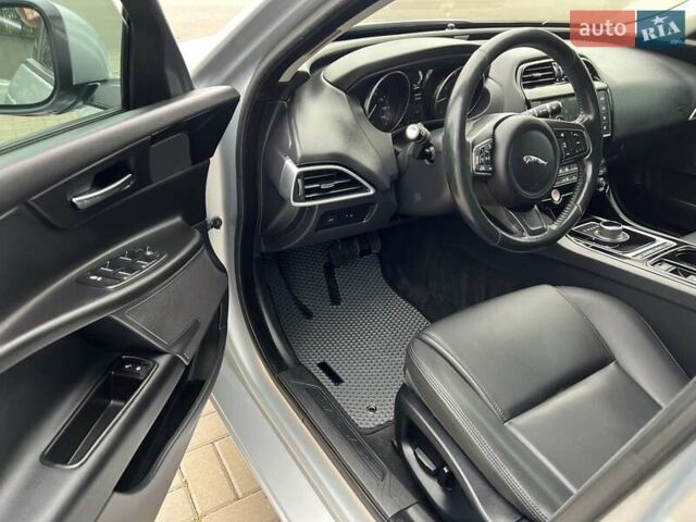 Серый Ягуар XE, объемом двигателя 2 л и пробегом 147 тыс. км за 13500 $, фото 7 на Automoto.ua