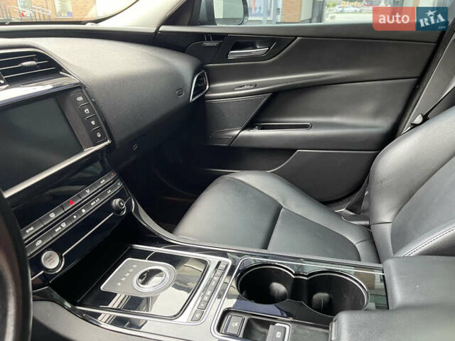 Серый Ягуар XE, объемом двигателя 2 л и пробегом 74 тыс. км за 15400 $, фото 27 на Automoto.ua