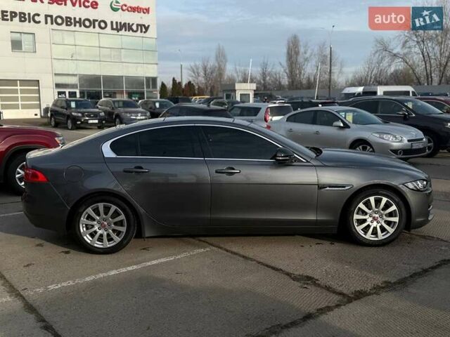 Серый Ягуар XE, объемом двигателя 2 л и пробегом 121 тыс. км за 16300 $, фото 3 на Automoto.ua