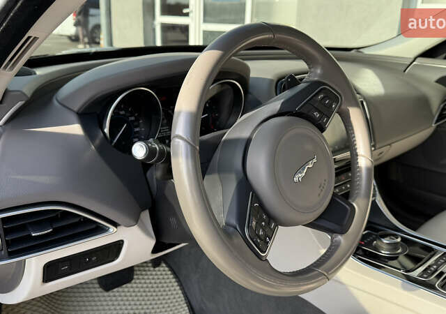 Сірий Ягуар XE, об'ємом двигуна 2 л та пробігом 121 тис. км за 15850 $, фото 31 на Automoto.ua