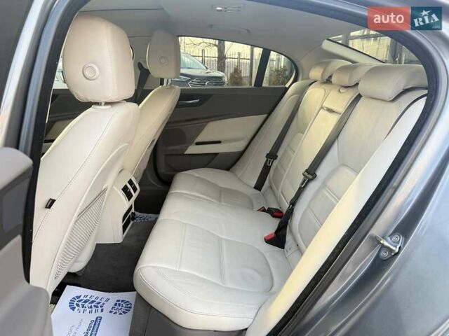 Серый Ягуар XE, объемом двигателя 2 л и пробегом 121 тыс. км за 16300 $, фото 18 на Automoto.ua
